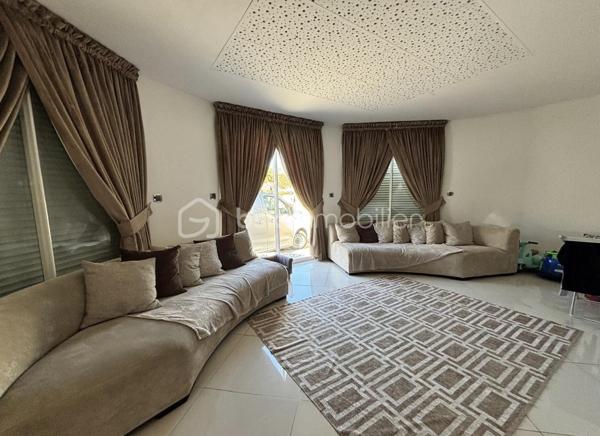 Découvrez une oasis de sérénité nichée au cœur de l'urbanité ! 
Cette maison lumineuse, construite en 2003, se distingue par sa vastitude de 110 m² habitable sur une parcelle de 500 m2 sans vis à vis où se conjuguent confort moderne et espace généreux. 
Parfaitement pensée, elle offre 3 pièces bien agencées. Imaginez un séjour baigné de lumière, des matériaux de qualité, et un environnement où chaque détail compte.
Au rez-de-chaussée vous découvrirez une magnifique cuisine toute équipée récente ouverte sur la salle à manger, au fond un beau séjour lumineux avec sa baie vitrée, et une salle de bain avec WC
A l'étage vous trouverez 2 chambres avec placards encastrés
Côté extérieur, un bel espace pour profiter de belles journées d'été avec un chalet équipée d'un poêle et d'une cuisine équipée
Idéale pour les jeunes ados ou famille intergénérationnelle, une dépendance avec sa pièce de vie et une salle d'eau complète ce bien 
Profitez d'un cadre de vie alliant l'apaisement au dynamisme de la ville, avec toutes les commodités à portée de main. Ne ratez pas cette opportunité unique orchestrée par STÉPHANIE VISINI!