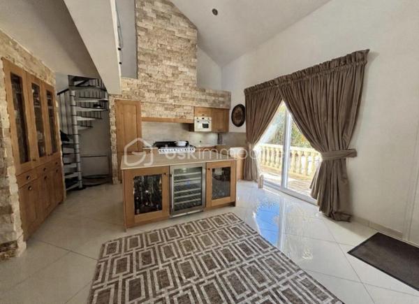 Découvrez une oasis de sérénité nichée au cœur de l'urbanité ! 
Cette maison lumineuse, construite en 2003, se distingue par sa vastitude de 110 m² habitable sur une parcelle de 500 m2 sans vis à vis où se conjuguent confort moderne et espace généreux. 
Parfaitement pensée, elle offre 3 pièces bien agencées. Imaginez un séjour baigné de lumière, des matériaux de qualité, et un environnement où chaque détail compte.
Au rez-de-chaussée vous découvrirez une magnifique cuisine toute équipée récente ouverte sur la salle à manger, au fond un beau séjour lumineux avec sa baie vitrée, et une salle de bain avec WC
A l'étage vous trouverez 2 chambres avec placards encastrés
Côté extérieur, un bel espace pour profiter de belles journées d'été avec un chalet équipée d'un poêle et d'une cuisine équipée
Idéale pour les jeunes ados ou famille intergénérationnelle, une dépendance avec sa pièce de vie et une salle d'eau complète ce bien 
Profitez d'un cadre de vie alliant l'apaisement au dynamisme de la ville, avec toutes les commodités à portée de main. Ne ratez pas cette opportunité unique orchestrée par STÉPHANIE VISINI!