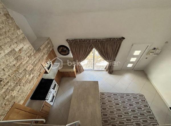 Découvrez une oasis de sérénité nichée au cœur de l'urbanité ! 
Cette maison lumineuse, construite en 2003, se distingue par sa vastitude de 110 m² habitable sur une parcelle de 500 m2 sans vis à vis où se conjuguent confort moderne et espace généreux. 
Parfaitement pensée, elle offre 3 pièces bien agencées. Imaginez un séjour baigné de lumière, des matériaux de qualité, et un environnement où chaque détail compte.
Au rez-de-chaussée vous découvrirez une magnifique cuisine toute équipée récente ouverte sur la salle à manger, au fond un beau séjour lumineux avec sa baie vitrée, et une salle de bain avec WC
A l'étage vous trouverez 2 chambres avec placards encastrés
Côté extérieur, un bel espace pour profiter de belles journées d'été avec un chalet équipée d'un poêle et d'une cuisine équipée
Idéale pour les jeunes ados ou famille intergénérationnelle, une dépendance avec sa pièce de vie et une salle d'eau complète ce bien 
Profitez d'un cadre de vie alliant l'apaisement au dynamisme de la ville, avec toutes les commodités à portée de main. Ne ratez pas cette opportunité unique orchestrée par STÉPHANIE VISINI!