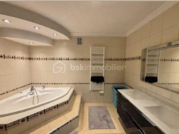 Découvrez une oasis de sérénité nichée au cœur de l'urbanité ! 
Cette maison lumineuse, construite en 2003, se distingue par sa vastitude de 110 m² habitable sur une parcelle de 500 m2 sans vis à vis où se conjuguent confort moderne et espace généreux. 
Parfaitement pensée, elle offre 3 pièces bien agencées. Imaginez un séjour baigné de lumière, des matériaux de qualité, et un environnement où chaque détail compte.
Au rez-de-chaussée vous découvrirez une magnifique cuisine toute équipée récente ouverte sur la salle à manger, au fond un beau séjour lumineux avec sa baie vitrée, et une salle de bain avec WC
A l'étage vous trouverez 2 chambres avec placards encastrés
Côté extérieur, un bel espace pour profiter de belles journées d'été avec un chalet équipée d'un poêle et d'une cuisine équipée
Idéale pour les jeunes ados ou famille intergénérationnelle, une dépendance avec sa pièce de vie et une salle d'eau complète ce bien 
Profitez d'un cadre de vie alliant l'apaisement au dynamisme de la ville, avec toutes les commodités à portée de main. Ne ratez pas cette opportunité unique orchestrée par STÉPHANIE VISINI!