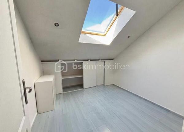 Découvrez une oasis de sérénité nichée au cœur de l'urbanité ! 
Cette maison lumineuse, construite en 2003, se distingue par sa vastitude de 110 m² habitable sur une parcelle de 500 m2 sans vis à vis où se conjuguent confort moderne et espace généreux. 
Parfaitement pensée, elle offre 3 pièces bien agencées. Imaginez un séjour baigné de lumière, des matériaux de qualité, et un environnement où chaque détail compte.
Au rez-de-chaussée vous découvrirez une magnifique cuisine toute équipée récente ouverte sur la salle à manger, au fond un beau séjour lumineux avec sa baie vitrée, et une salle de bain avec WC
A l'étage vous trouverez 2 chambres avec placards encastrés
Côté extérieur, un bel espace pour profiter de belles journées d'été avec un chalet équipée d'un poêle et d'une cuisine équipée
Idéale pour les jeunes ados ou famille intergénérationnelle, une dépendance avec sa pièce de vie et une salle d'eau complète ce bien 
Profitez d'un cadre de vie alliant l'apaisement au dynamisme de la ville, avec toutes les commodités à portée de main. Ne ratez pas cette opportunité unique orchestrée par STÉPHANIE VISINI!