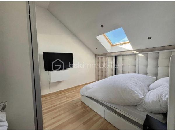 Découvrez une oasis de sérénité nichée au cœur de l'urbanité ! 
Cette maison lumineuse, construite en 2003, se distingue par sa vastitude de 110 m² habitable sur une parcelle de 500 m2 sans vis à vis où se conjuguent confort moderne et espace généreux. 
Parfaitement pensée, elle offre 3 pièces bien agencées. Imaginez un séjour baigné de lumière, des matériaux de qualité, et un environnement où chaque détail compte.
Au rez-de-chaussée vous découvrirez une magnifique cuisine toute équipée récente ouverte sur la salle à manger, au fond un beau séjour lumineux avec sa baie vitrée, et une salle de bain avec WC
A l'étage vous trouverez 2 chambres avec placards encastrés
Côté extérieur, un bel espace pour profiter de belles journées d'été avec un chalet équipée d'un poêle et d'une cuisine équipée
Idéale pour les jeunes ados ou famille intergénérationnelle, une dépendance avec sa pièce de vie et une salle d'eau complète ce bien 
Profitez d'un cadre de vie alliant l'apaisement au dynamisme de la ville, avec toutes les commodités à portée de main. Ne ratez pas cette opportunité unique orchestrée par STÉPHANIE VISINI!