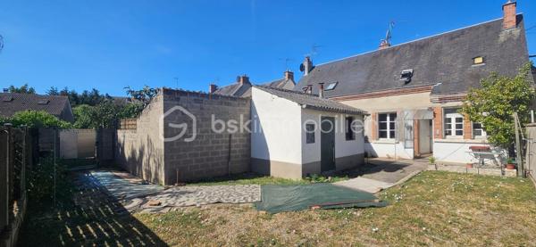 Maison avec garage, terrasse et double accès à deux pas des bords de Loire

À deux pas des commodités et des magnifiques bords de Loire, découvrez cette charmante maison d'habitation offrant un cadre de vie agréable et pratique, idéale aussi bien pour une résidence principale que pour un investissement locatif.

La maison bénéficie d'un véritable atout : deux accès indépendants, avec une entrée principale côté rue et un accès privatif à l'arrière de la propriété.

Dès l'entrée, vous serez séduit par un vaste salon-séjour traversant et lumineux, offrant un espace de vie convivial et chaleureux. La cuisine, fonctionnelle et agréable, dispose d'un coin repas idéal pour les moments du quotidien. Depuis celle-ci, vous accédez directement à la terrasse située à l'arrière de la maison, un espace parfait pour profiter des beaux jours en toute tranquillité. Le rez-de-chaussée comprend également une salle d'eau avec WC.

À l'étage, l'espace nuit se compose de deux grandes chambres, dont une avec balcon permettant de profiter d'un agréable extérieur privatif. Vous y trouverez également un WC indépendant, une laverie ainsi qu'une pièce équipée d'un point d'eau avec lavabo.

À l'extérieur, la propriété dispose d'un terrain plat d'environ 190 m², d'un cabanon de jardin ainsi que d'une cave. Un garage attenant complète l'ensemble, avec un accès indépendant depuis l'extérieur.

Côté confort, la maison est équipée d'une chaudière gaz de ville à condensation récente, un véritable avantage en matière de performance énergétique et de maîtrise des consommations.

Cette maison offre un cadre de vie recherché, à proximité immédiate des commerces, des services et des promenades en bord de Loire. Une belle opportunité pour les primo-accédants, les investisseurs ou toute personne à la recherche d'un bien fonctionnel et bien situé.

Une visite s'impose pour découvrir tout son potentiel !


Certaines photographies intérieures ont été retravaillées à l'aide de l'intelligence artificielle afin de désencombrer les pièces et de permettre une meilleure projection des volumes. L'agencement et les caractéristiques du bien restent toutefois fidèles à la réalité.