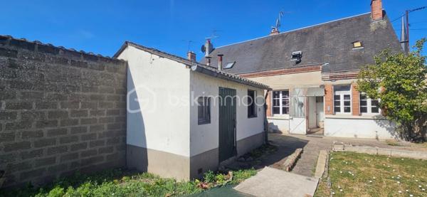 Maison avec garage, terrasse et double accès à deux pas des bords de Loire

À deux pas des commodités et des magnifiques bords de Loire, découvrez cette charmante maison d'habitation offrant un cadre de vie agréable et pratique, idéale aussi bien pour une résidence principale que pour un investissement locatif.

La maison bénéficie d'un véritable atout : deux accès indépendants, avec une entrée principale côté rue et un accès privatif à l'arrière de la propriété.

Dès l'entrée, vous serez séduit par un vaste salon-séjour traversant et lumineux, offrant un espace de vie convivial et chaleureux. La cuisine, fonctionnelle et agréable, dispose d'un coin repas idéal pour les moments du quotidien. Depuis celle-ci, vous accédez directement à la terrasse située à l'arrière de la maison, un espace parfait pour profiter des beaux jours en toute tranquillité. Le rez-de-chaussée comprend également une salle d'eau avec WC.

À l'étage, l'espace nuit se compose de deux grandes chambres, dont une avec balcon permettant de profiter d'un agréable extérieur privatif. Vous y trouverez également un WC indépendant, une laverie ainsi qu'une pièce équipée d'un point d'eau avec lavabo.

À l'extérieur, la propriété dispose d'un terrain plat d'environ 190 m², d'un cabanon de jardin ainsi que d'une cave. Un garage attenant complète l'ensemble, avec un accès indépendant depuis l'extérieur.

Côté confort, la maison est équipée d'une chaudière gaz de ville à condensation récente, un véritable avantage en matière de performance énergétique et de maîtrise des consommations.

Cette maison offre un cadre de vie recherché, à proximité immédiate des commerces, des services et des promenades en bord de Loire. Une belle opportunité pour les primo-accédants, les investisseurs ou toute personne à la recherche d'un bien fonctionnel et bien situé.

Une visite s'impose pour découvrir tout son potentiel !


Certaines photographies intérieures ont été retravaillées à l'aide de l'intelligence artificielle afin de désencombrer les pièces et de permettre une meilleure projection des volumes. L'agencement et les caractéristiques du bien restent toutefois fidèles à la réalité.