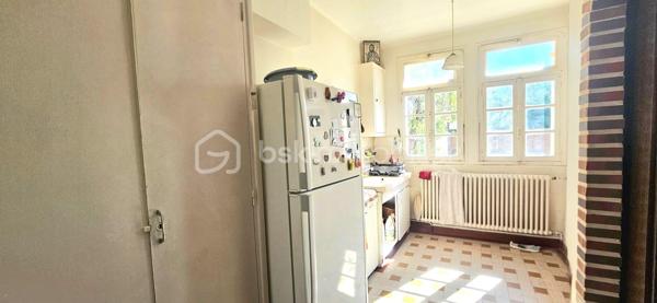 Maison avec garage, terrasse et double accès à deux pas des bords de Loire

À deux pas des commodités et des magnifiques bords de Loire, découvrez cette charmante maison d'habitation offrant un cadre de vie agréable et pratique, idéale aussi bien pour une résidence principale que pour un investissement locatif.

La maison bénéficie d'un véritable atout : deux accès indépendants, avec une entrée principale côté rue et un accès privatif à l'arrière de la propriété.

Dès l'entrée, vous serez séduit par un vaste salon-séjour traversant et lumineux, offrant un espace de vie convivial et chaleureux. La cuisine, fonctionnelle et agréable, dispose d'un coin repas idéal pour les moments du quotidien. Depuis celle-ci, vous accédez directement à la terrasse située à l'arrière de la maison, un espace parfait pour profiter des beaux jours en toute tranquillité. Le rez-de-chaussée comprend également une salle d'eau avec WC.

À l'étage, l'espace nuit se compose de deux grandes chambres, dont une avec balcon permettant de profiter d'un agréable extérieur privatif. Vous y trouverez également un WC indépendant, une laverie ainsi qu'une pièce équipée d'un point d'eau avec lavabo.

À l'extérieur, la propriété dispose d'un terrain plat d'environ 190 m², d'un cabanon de jardin ainsi que d'une cave. Un garage attenant complète l'ensemble, avec un accès indépendant depuis l'extérieur.

Côté confort, la maison est équipée d'une chaudière gaz de ville à condensation récente, un véritable avantage en matière de performance énergétique et de maîtrise des consommations.

Cette maison offre un cadre de vie recherché, à proximité immédiate des commerces, des services et des promenades en bord de Loire. Une belle opportunité pour les primo-accédants, les investisseurs ou toute personne à la recherche d'un bien fonctionnel et bien situé.

Une visite s'impose pour découvrir tout son potentiel !


Certaines photographies intérieures ont été retravaillées à l'aide de l'intelligence artificielle afin de désencombrer les pièces et de permettre une meilleure projection des volumes. L'agencement et les caractéristiques du bien restent toutefois fidèles à la réalité.