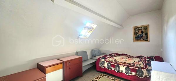 Maison avec garage, terrasse et double accès à deux pas des bords de Loire

À deux pas des commodités et des magnifiques bords de Loire, découvrez cette charmante maison d'habitation offrant un cadre de vie agréable et pratique, idéale aussi bien pour une résidence principale que pour un investissement locatif.

La maison bénéficie d'un véritable atout : deux accès indépendants, avec une entrée principale côté rue et un accès privatif à l'arrière de la propriété.

Dès l'entrée, vous serez séduit par un vaste salon-séjour traversant et lumineux, offrant un espace de vie convivial et chaleureux. La cuisine, fonctionnelle et agréable, dispose d'un coin repas idéal pour les moments du quotidien. Depuis celle-ci, vous accédez directement à la terrasse située à l'arrière de la maison, un espace parfait pour profiter des beaux jours en toute tranquillité. Le rez-de-chaussée comprend également une salle d'eau avec WC.

À l'étage, l'espace nuit se compose de deux grandes chambres, dont une avec balcon permettant de profiter d'un agréable extérieur privatif. Vous y trouverez également un WC indépendant, une laverie ainsi qu'une pièce équipée d'un point d'eau avec lavabo.

À l'extérieur, la propriété dispose d'un terrain plat d'environ 190 m², d'un cabanon de jardin ainsi que d'une cave. Un garage attenant complète l'ensemble, avec un accès indépendant depuis l'extérieur.

Côté confort, la maison est équipée d'une chaudière gaz de ville à condensation récente, un véritable avantage en matière de performance énergétique et de maîtrise des consommations.

Cette maison offre un cadre de vie recherché, à proximité immédiate des commerces, des services et des promenades en bord de Loire. Une belle opportunité pour les primo-accédants, les investisseurs ou toute personne à la recherche d'un bien fonctionnel et bien situé.

Une visite s'impose pour découvrir tout son potentiel !


Certaines photographies intérieures ont été retravaillées à l'aide de l'intelligence artificielle afin de désencombrer les pièces et de permettre une meilleure projection des volumes. L'agencement et les caractéristiques du bien restent toutefois fidèles à la réalité.