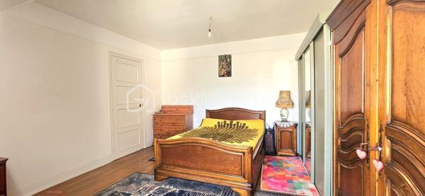 Maison avec garage, terrasse et double accès à deux pas des bords de Loire

À deux pas des commodités et des magnifiques bords de Loire, découvrez cette charmante maison d'habitation offrant un cadre de vie agréable et pratique, idéale aussi bien pour une résidence principale que pour un investissement locatif.

La maison bénéficie d'un véritable atout : deux accès indépendants, avec une entrée principale côté rue et un accès privatif à l'arrière de la propriété.

Dès l'entrée, vous serez séduit par un vaste salon-séjour traversant et lumineux, offrant un espace de vie convivial et chaleureux. La cuisine, fonctionnelle et agréable, dispose d'un coin repas idéal pour les moments du quotidien. Depuis celle-ci, vous accédez directement à la terrasse située à l'arrière de la maison, un espace parfait pour profiter des beaux jours en toute tranquillité. Le rez-de-chaussée comprend également une salle d'eau avec WC.

À l'étage, l'espace nuit se compose de deux grandes chambres, dont une avec balcon permettant de profiter d'un agréable extérieur privatif. Vous y trouverez également un WC indépendant, une laverie ainsi qu'une pièce équipée d'un point d'eau avec lavabo.

À l'extérieur, la propriété dispose d'un terrain plat d'environ 190 m², d'un cabanon de jardin ainsi que d'une cave. Un garage attenant complète l'ensemble, avec un accès indépendant depuis l'extérieur.

Côté confort, la maison est équipée d'une chaudière gaz de ville à condensation récente, un véritable avantage en matière de performance énergétique et de maîtrise des consommations.

Cette maison offre un cadre de vie recherché, à proximité immédiate des commerces, des services et des promenades en bord de Loire. Une belle opportunité pour les primo-accédants, les investisseurs ou toute personne à la recherche d'un bien fonctionnel et bien situé.

Une visite s'impose pour découvrir tout son potentiel !


Certaines photographies intérieures ont été retravaillées à l'aide de l'intelligence artificielle afin de désencombrer les pièces et de permettre une meilleure projection des volumes. L'agencement et les caractéristiques du bien restent toutefois fidèles à la réalité.