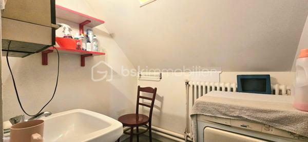 Maison avec garage, terrasse et double accès à deux pas des bords de Loire

À deux pas des commodités et des magnifiques bords de Loire, découvrez cette charmante maison d'habitation offrant un cadre de vie agréable et pratique, idéale aussi bien pour une résidence principale que pour un investissement locatif.

La maison bénéficie d'un véritable atout : deux accès indépendants, avec une entrée principale côté rue et un accès privatif à l'arrière de la propriété.

Dès l'entrée, vous serez séduit par un vaste salon-séjour traversant et lumineux, offrant un espace de vie convivial et chaleureux. La cuisine, fonctionnelle et agréable, dispose d'un coin repas idéal pour les moments du quotidien. Depuis celle-ci, vous accédez directement à la terrasse située à l'arrière de la maison, un espace parfait pour profiter des beaux jours en toute tranquillité. Le rez-de-chaussée comprend également une salle d'eau avec WC.

À l'étage, l'espace nuit se compose de deux grandes chambres, dont une avec balcon permettant de profiter d'un agréable extérieur privatif. Vous y trouverez également un WC indépendant, une laverie ainsi qu'une pièce équipée d'un point d'eau avec lavabo.

À l'extérieur, la propriété dispose d'un terrain plat d'environ 190 m², d'un cabanon de jardin ainsi que d'une cave. Un garage attenant complète l'ensemble, avec un accès indépendant depuis l'extérieur.

Côté confort, la maison est équipée d'une chaudière gaz de ville à condensation récente, un véritable avantage en matière de performance énergétique et de maîtrise des consommations.

Cette maison offre un cadre de vie recherché, à proximité immédiate des commerces, des services et des promenades en bord de Loire. Une belle opportunité pour les primo-accédants, les investisseurs ou toute personne à la recherche d'un bien fonctionnel et bien situé.

Une visite s'impose pour découvrir tout son potentiel !


Certaines photographies intérieures ont été retravaillées à l'aide de l'intelligence artificielle afin de désencombrer les pièces et de permettre une meilleure projection des volumes. L'agencement et les caractéristiques du bien restent toutefois fidèles à la réalité.