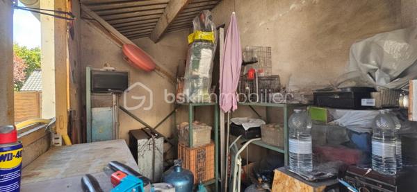 Maison avec garage, terrasse et double accès à deux pas des bords de Loire

À deux pas des commodités et des magnifiques bords de Loire, découvrez cette charmante maison d'habitation offrant un cadre de vie agréable et pratique, idéale aussi bien pour une résidence principale que pour un investissement locatif.

La maison bénéficie d'un véritable atout : deux accès indépendants, avec une entrée principale côté rue et un accès privatif à l'arrière de la propriété.

Dès l'entrée, vous serez séduit par un vaste salon-séjour traversant et lumineux, offrant un espace de vie convivial et chaleureux. La cuisine, fonctionnelle et agréable, dispose d'un coin repas idéal pour les moments du quotidien. Depuis celle-ci, vous accédez directement à la terrasse située à l'arrière de la maison, un espace parfait pour profiter des beaux jours en toute tranquillité. Le rez-de-chaussée comprend également une salle d'eau avec WC.

À l'étage, l'espace nuit se compose de deux grandes chambres, dont une avec balcon permettant de profiter d'un agréable extérieur privatif. Vous y trouverez également un WC indépendant, une laverie ainsi qu'une pièce équipée d'un point d'eau avec lavabo.

À l'extérieur, la propriété dispose d'un terrain plat d'environ 190 m², d'un cabanon de jardin ainsi que d'une cave. Un garage attenant complète l'ensemble, avec un accès indépendant depuis l'extérieur.

Côté confort, la maison est équipée d'une chaudière gaz de ville à condensation récente, un véritable avantage en matière de performance énergétique et de maîtrise des consommations.

Cette maison offre un cadre de vie recherché, à proximité immédiate des commerces, des services et des promenades en bord de Loire. Une belle opportunité pour les primo-accédants, les investisseurs ou toute personne à la recherche d'un bien fonctionnel et bien situé.

Une visite s'impose pour découvrir tout son potentiel !


Certaines photographies intérieures ont été retravaillées à l'aide de l'intelligence artificielle afin de désencombrer les pièces et de permettre une meilleure projection des volumes. L'agencement et les caractéristiques du bien restent toutefois fidèles à la réalité.