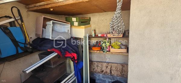 Maison avec garage, terrasse et double accès à deux pas des bords de Loire

À deux pas des commodités et des magnifiques bords de Loire, découvrez cette charmante maison d'habitation offrant un cadre de vie agréable et pratique, idéale aussi bien pour une résidence principale que pour un investissement locatif.

La maison bénéficie d'un véritable atout : deux accès indépendants, avec une entrée principale côté rue et un accès privatif à l'arrière de la propriété.

Dès l'entrée, vous serez séduit par un vaste salon-séjour traversant et lumineux, offrant un espace de vie convivial et chaleureux. La cuisine, fonctionnelle et agréable, dispose d'un coin repas idéal pour les moments du quotidien. Depuis celle-ci, vous accédez directement à la terrasse située à l'arrière de la maison, un espace parfait pour profiter des beaux jours en toute tranquillité. Le rez-de-chaussée comprend également une salle d'eau avec WC.

À l'étage, l'espace nuit se compose de deux grandes chambres, dont une avec balcon permettant de profiter d'un agréable extérieur privatif. Vous y trouverez également un WC indépendant, une laverie ainsi qu'une pièce équipée d'un point d'eau avec lavabo.

À l'extérieur, la propriété dispose d'un terrain plat d'environ 190 m², d'un cabanon de jardin ainsi que d'une cave. Un garage attenant complète l'ensemble, avec un accès indépendant depuis l'extérieur.

Côté confort, la maison est équipée d'une chaudière gaz de ville à condensation récente, un véritable avantage en matière de performance énergétique et de maîtrise des consommations.

Cette maison offre un cadre de vie recherché, à proximité immédiate des commerces, des services et des promenades en bord de Loire. Une belle opportunité pour les primo-accédants, les investisseurs ou toute personne à la recherche d'un bien fonctionnel et bien situé.

Une visite s'impose pour découvrir tout son potentiel !


Certaines photographies intérieures ont été retravaillées à l'aide de l'intelligence artificielle afin de désencombrer les pièces et de permettre une meilleure projection des volumes. L'agencement et les caractéristiques du bien restent toutefois fidèles à la réalité.