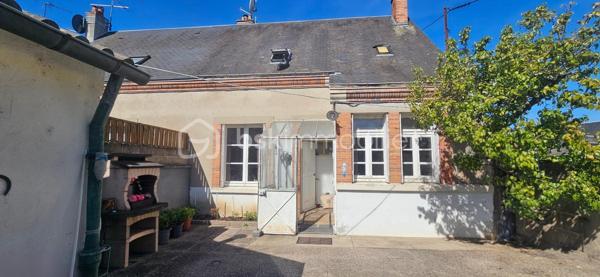 Maison avec garage, terrasse et double accès à deux pas des bords de Loire

À deux pas des commodités et des magnifiques bords de Loire, découvrez cette charmante maison d'habitation offrant un cadre de vie agréable et pratique, idéale aussi bien pour une résidence principale que pour un investissement locatif.

La maison bénéficie d'un véritable atout : deux accès indépendants, avec une entrée principale côté rue et un accès privatif à l'arrière de la propriété.

Dès l'entrée, vous serez séduit par un vaste salon-séjour traversant et lumineux, offrant un espace de vie convivial et chaleureux. La cuisine, fonctionnelle et agréable, dispose d'un coin repas idéal pour les moments du quotidien. Depuis celle-ci, vous accédez directement à la terrasse située à l'arrière de la maison, un espace parfait pour profiter des beaux jours en toute tranquillité. Le rez-de-chaussée comprend également une salle d'eau avec WC.

À l'étage, l'espace nuit se compose de deux grandes chambres, dont une avec balcon permettant de profiter d'un agréable extérieur privatif. Vous y trouverez également un WC indépendant, une laverie ainsi qu'une pièce équipée d'un point d'eau avec lavabo.

À l'extérieur, la propriété dispose d'un terrain plat d'environ 190 m², d'un cabanon de jardin ainsi que d'une cave. Un garage attenant complète l'ensemble, avec un accès indépendant depuis l'extérieur.

Côté confort, la maison est équipée d'une chaudière gaz de ville à condensation récente, un véritable avantage en matière de performance énergétique et de maîtrise des consommations.

Cette maison offre un cadre de vie recherché, à proximité immédiate des commerces, des services et des promenades en bord de Loire. Une belle opportunité pour les primo-accédants, les investisseurs ou toute personne à la recherche d'un bien fonctionnel et bien situé.

Une visite s'impose pour découvrir tout son potentiel !


Certaines photographies intérieures ont été retravaillées à l'aide de l'intelligence artificielle afin de désencombrer les pièces et de permettre une meilleure projection des volumes. L'agencement et les caractéristiques du bien restent toutefois fidèles à la réalité.