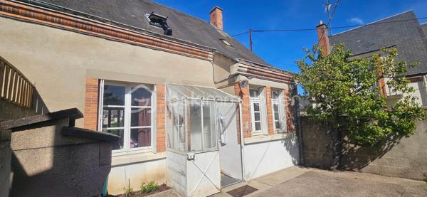 Maison avec garage, terrasse et double accès à deux pas des bords de Loire

À deux pas des commodités et des magnifiques bords de Loire, découvrez cette charmante maison d'habitation offrant un cadre de vie agréable et pratique, idéale aussi bien pour une résidence principale que pour un investissement locatif.

La maison bénéficie d'un véritable atout : deux accès indépendants, avec une entrée principale côté rue et un accès privatif à l'arrière de la propriété.

Dès l'entrée, vous serez séduit par un vaste salon-séjour traversant et lumineux, offrant un espace de vie convivial et chaleureux. La cuisine, fonctionnelle et agréable, dispose d'un coin repas idéal pour les moments du quotidien. Depuis celle-ci, vous accédez directement à la terrasse située à l'arrière de la maison, un espace parfait pour profiter des beaux jours en toute tranquillité. Le rez-de-chaussée comprend également une salle d'eau avec WC.

À l'étage, l'espace nuit se compose de deux grandes chambres, dont une avec balcon permettant de profiter d'un agréable extérieur privatif. Vous y trouverez également un WC indépendant, une laverie ainsi qu'une pièce équipée d'un point d'eau avec lavabo.

À l'extérieur, la propriété dispose d'un terrain plat d'environ 190 m², d'un cabanon de jardin ainsi que d'une cave. Un garage attenant complète l'ensemble, avec un accès indépendant depuis l'extérieur.

Côté confort, la maison est équipée d'une chaudière gaz de ville à condensation récente, un véritable avantage en matière de performance énergétique et de maîtrise des consommations.

Cette maison offre un cadre de vie recherché, à proximité immédiate des commerces, des services et des promenades en bord de Loire. Une belle opportunité pour les primo-accédants, les investisseurs ou toute personne à la recherche d'un bien fonctionnel et bien situé.

Une visite s'impose pour découvrir tout son potentiel !


Certaines photographies intérieures ont été retravaillées à l'aide de l'intelligence artificielle afin de désencombrer les pièces et de permettre une meilleure projection des volumes. L'agencement et les caractéristiques du bien restent toutefois fidèles à la réalité.