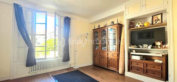 Maison avec garage, terrasse et double accès à deux pas des bords de Loire

À deux pas des commodités et des magnifiques bords de Loire, découvrez cette charmante maison d'habitation offrant un cadre de vie agréable et pratique, idéale aussi bien pour une résidence principale que pour un investissement locatif.

La maison bénéficie d'un véritable atout : deux accès indépendants, avec une entrée principale côté rue et un accès privatif à l'arrière de la propriété.

Dès l'entrée, vous serez séduit par un vaste salon-séjour traversant et lumineux, offrant un espace de vie convivial et chaleureux. La cuisine, fonctionnelle et agréable, dispose d'un coin repas idéal pour les moments du quotidien. Depuis celle-ci, vous accédez directement à la terrasse située à l'arrière de la maison, un espace parfait pour profiter des beaux jours en toute tranquillité. Le rez-de-chaussée comprend également une salle d'eau avec WC.

À l'étage, l'espace nuit se compose de deux grandes chambres, dont une avec balcon permettant de profiter d'un agréable extérieur privatif. Vous y trouverez également un WC indépendant, une laverie ainsi qu'une pièce équipée d'un point d'eau avec lavabo.

À l'extérieur, la propriété dispose d'un terrain plat d'environ 190 m², d'un cabanon de jardin ainsi que d'une cave. Un garage attenant complète l'ensemble, avec un accès indépendant depuis l'extérieur.

Côté confort, la maison est équipée d'une chaudière gaz de ville à condensation récente, un véritable avantage en matière de performance énergétique et de maîtrise des consommations.

Cette maison offre un cadre de vie recherché, à proximité immédiate des commerces, des services et des promenades en bord de Loire. Une belle opportunité pour les primo-accédants, les investisseurs ou toute personne à la recherche d'un bien fonctionnel et bien situé.

Une visite s'impose pour découvrir tout son potentiel !


Certaines photographies intérieures ont été retravaillées à l'aide de l'intelligence artificielle afin de désencombrer les pièces et de permettre une meilleure projection des volumes. L'agencement et les caractéristiques du bien restent toutefois fidèles à la réalité.