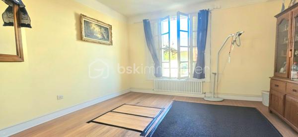Maison avec garage, terrasse et double accès à deux pas des bords de Loire

À deux pas des commodités et des magnifiques bords de Loire, découvrez cette charmante maison d'habitation offrant un cadre de vie agréable et pratique, idéale aussi bien pour une résidence principale que pour un investissement locatif.

La maison bénéficie d'un véritable atout : deux accès indépendants, avec une entrée principale côté rue et un accès privatif à l'arrière de la propriété.

Dès l'entrée, vous serez séduit par un vaste salon-séjour traversant et lumineux, offrant un espace de vie convivial et chaleureux. La cuisine, fonctionnelle et agréable, dispose d'un coin repas idéal pour les moments du quotidien. Depuis celle-ci, vous accédez directement à la terrasse située à l'arrière de la maison, un espace parfait pour profiter des beaux jours en toute tranquillité. Le rez-de-chaussée comprend également une salle d'eau avec WC.

À l'étage, l'espace nuit se compose de deux grandes chambres, dont une avec balcon permettant de profiter d'un agréable extérieur privatif. Vous y trouverez également un WC indépendant, une laverie ainsi qu'une pièce équipée d'un point d'eau avec lavabo.

À l'extérieur, la propriété dispose d'un terrain plat d'environ 190 m², d'un cabanon de jardin ainsi que d'une cave. Un garage attenant complète l'ensemble, avec un accès indépendant depuis l'extérieur.

Côté confort, la maison est équipée d'une chaudière gaz de ville à condensation récente, un véritable avantage en matière de performance énergétique et de maîtrise des consommations.

Cette maison offre un cadre de vie recherché, à proximité immédiate des commerces, des services et des promenades en bord de Loire. Une belle opportunité pour les primo-accédants, les investisseurs ou toute personne à la recherche d'un bien fonctionnel et bien situé.

Une visite s'impose pour découvrir tout son potentiel !


Certaines photographies intérieures ont été retravaillées à l'aide de l'intelligence artificielle afin de désencombrer les pièces et de permettre une meilleure projection des volumes. L'agencement et les caractéristiques du bien restent toutefois fidèles à la réalité.