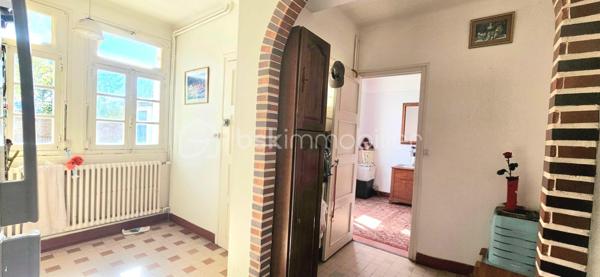 Maison avec garage, terrasse et double accès à deux pas des bords de Loire

À deux pas des commodités et des magnifiques bords de Loire, découvrez cette charmante maison d'habitation offrant un cadre de vie agréable et pratique, idéale aussi bien pour une résidence principale que pour un investissement locatif.

La maison bénéficie d'un véritable atout : deux accès indépendants, avec une entrée principale côté rue et un accès privatif à l'arrière de la propriété.

Dès l'entrée, vous serez séduit par un vaste salon-séjour traversant et lumineux, offrant un espace de vie convivial et chaleureux. La cuisine, fonctionnelle et agréable, dispose d'un coin repas idéal pour les moments du quotidien. Depuis celle-ci, vous accédez directement à la terrasse située à l'arrière de la maison, un espace parfait pour profiter des beaux jours en toute tranquillité. Le rez-de-chaussée comprend également une salle d'eau avec WC.

À l'étage, l'espace nuit se compose de deux grandes chambres, dont une avec balcon permettant de profiter d'un agréable extérieur privatif. Vous y trouverez également un WC indépendant, une laverie ainsi qu'une pièce équipée d'un point d'eau avec lavabo.

À l'extérieur, la propriété dispose d'un terrain plat d'environ 190 m², d'un cabanon de jardin ainsi que d'une cave. Un garage attenant complète l'ensemble, avec un accès indépendant depuis l'extérieur.

Côté confort, la maison est équipée d'une chaudière gaz de ville à condensation récente, un véritable avantage en matière de performance énergétique et de maîtrise des consommations.

Cette maison offre un cadre de vie recherché, à proximité immédiate des commerces, des services et des promenades en bord de Loire. Une belle opportunité pour les primo-accédants, les investisseurs ou toute personne à la recherche d'un bien fonctionnel et bien situé.

Une visite s'impose pour découvrir tout son potentiel !


Certaines photographies intérieures ont été retravaillées à l'aide de l'intelligence artificielle afin de désencombrer les pièces et de permettre une meilleure projection des volumes. L'agencement et les caractéristiques du bien restent toutefois fidèles à la réalité.