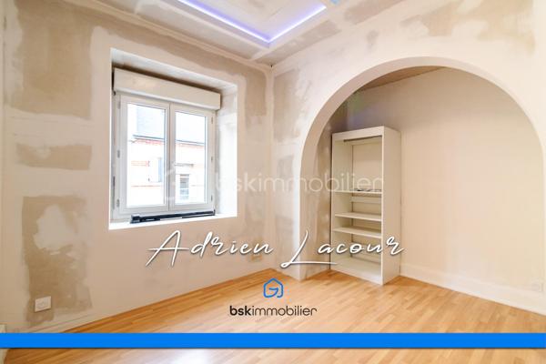 ROMORANTIN-LANTHENAY (41200) - MAISON DE VILLE EN HYPERCENTRE sur 3 niveaux SANS EXTÉRIEUR, au cœur de toutes les commodités, vous profiterez au rez-de-chaussée d’un salon/séjour avec cuisine ouverte ainsi qu’une salle de bain avec wc et d'un accès à la cave. Les étages se composent au premier de 2 chambres et au deuxième d’une chambre parentale avec dressing et d’une salle d’eau avec douches et WC. La maison est entièrement climatisée.
Prévoir travaux.
Chauffage et climatisation par pompe à chaleur air/air (Split), ballon thermodynamique…
A découvrir rapidement!

Pour visiter et vous accompagner dans votre projet n'hésitez pas à me contacter, ADRIEN LACOUR.
- ESTIMATION GRATUITE DE VOTRE BIEN -