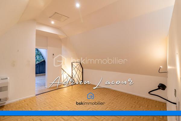 ROMORANTIN-LANTHENAY (41200) - MAISON DE VILLE EN HYPERCENTRE sur 3 niveaux SANS EXTÉRIEUR, au cœur de toutes les commodités, vous profiterez au rez-de-chaussée d’un salon/séjour avec cuisine ouverte ainsi qu’une salle de bain avec wc et d'un accès à la cave. Les étages se composent au premier de 2 chambres et au deuxième d’une chambre parentale avec dressing et d’une salle d’eau avec douches et WC. La maison est entièrement climatisée.
Prévoir travaux.
Chauffage et climatisation par pompe à chaleur air/air (Split), ballon thermodynamique…
A découvrir rapidement!

Pour visiter et vous accompagner dans votre projet n'hésitez pas à me contacter, ADRIEN LACOUR.
- ESTIMATION GRATUITE DE VOTRE BIEN -