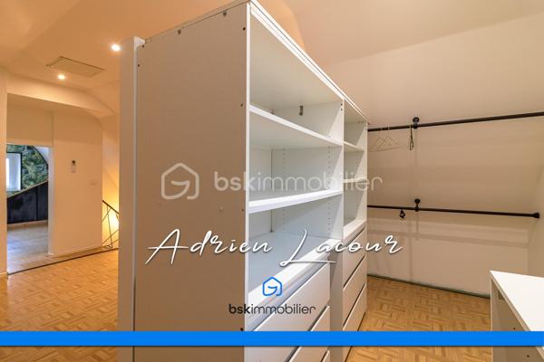 ROMORANTIN-LANTHENAY (41200) - MAISON DE VILLE EN HYPERCENTRE sur 3 niveaux SANS EXTÉRIEUR, au cœur de toutes les commodités, vous profiterez au rez-de-chaussée d’un salon/séjour avec cuisine ouverte ainsi qu’une salle de bain avec wc et d'un accès à la cave. Les étages se composent au premier de 2 chambres et au deuxième d’une chambre parentale avec dressing et d’une salle d’eau avec douches et WC. La maison est entièrement climatisée.
Prévoir travaux.
Chauffage et climatisation par pompe à chaleur air/air (Split), ballon thermodynamique…
A découvrir rapidement!

Pour visiter et vous accompagner dans votre projet n'hésitez pas à me contacter, ADRIEN LACOUR.
- ESTIMATION GRATUITE DE VOTRE BIEN -