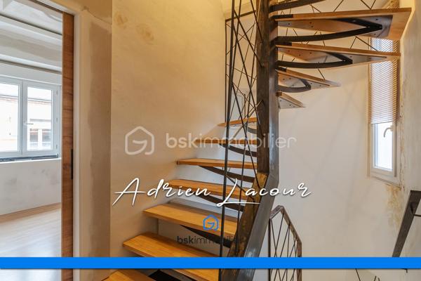 ROMORANTIN-LANTHENAY (41200) - MAISON DE VILLE EN HYPERCENTRE sur 3 niveaux SANS EXTÉRIEUR, au cœur de toutes les commodités, vous profiterez au rez-de-chaussée d’un salon/séjour avec cuisine ouverte ainsi qu’une salle de bain avec wc et d'un accès à la cave. Les étages se composent au premier de 2 chambres et au deuxième d’une chambre parentale avec dressing et d’une salle d’eau avec douches et WC. La maison est entièrement climatisée.
Prévoir travaux.
Chauffage et climatisation par pompe à chaleur air/air (Split), ballon thermodynamique…
A découvrir rapidement!

Pour visiter et vous accompagner dans votre projet n'hésitez pas à me contacter, ADRIEN LACOUR.
- ESTIMATION GRATUITE DE VOTRE BIEN -