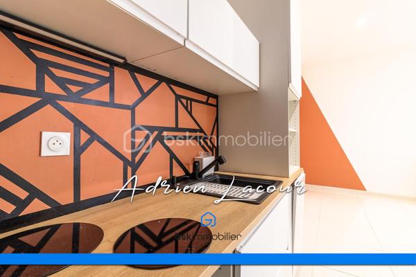 ROMORANTIN-LANTHENAY (41200) - MAISON DE VILLE EN HYPERCENTRE sur 3 niveaux SANS EXTÉRIEUR, au cœur de toutes les commodités, vous profiterez au rez-de-chaussée d’un salon/séjour avec cuisine ouverte ainsi qu’une salle de bain avec wc et d'un accès à la cave. Les étages se composent au premier de 2 chambres et au deuxième d’une chambre parentale avec dressing et d’une salle d’eau avec douches et WC. La maison est entièrement climatisée.
Prévoir travaux.
Chauffage et climatisation par pompe à chaleur air/air (Split), ballon thermodynamique…
A découvrir rapidement!

Pour visiter et vous accompagner dans votre projet n'hésitez pas à me contacter, ADRIEN LACOUR.
- ESTIMATION GRATUITE DE VOTRE BIEN -