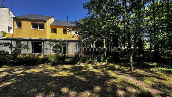 Dans un environnement pavillonnaire et boisé, maison des années 70 d'environ 115 m2 sur parcelle 655 m2, elle se compose d'une entrée, WC, une chambre avec point d'eau, salon séjour avec poêle a bois, une cuisine séparée, une véranda. A l'étage 4 chambres, une salle de bains avec WC, combles aménagés non chauffés, garage, 2 places de stationnements, prévoir budget travaux