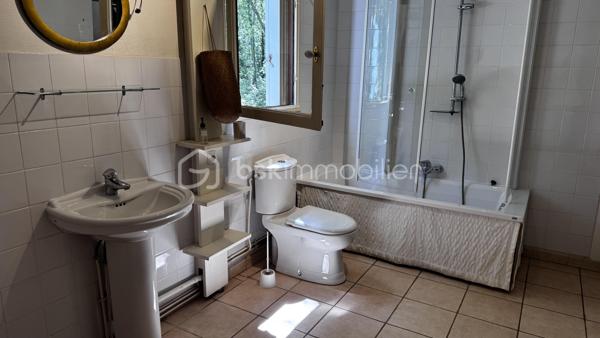 Dans un environnement pavillonnaire et boisé, maison des années 70 d'environ 115 m2 sur parcelle 655 m2, elle se compose d'une entrée, WC, une chambre avec point d'eau, salon séjour avec poêle a bois, une cuisine séparée, une véranda. A l'étage 4 chambres, une salle de bains avec WC, combles aménagés non chauffés, garage, 2 places de stationnements, prévoir budget travaux