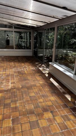 Dans un environnement pavillonnaire et boisé, maison des années 70 d'environ 115 m2 sur parcelle 655 m2, elle se compose d'une entrée, WC, une chambre avec point d'eau, salon séjour avec poêle a bois, une cuisine séparée, une véranda. A l'étage 4 chambres, une salle de bains avec WC, combles aménagés non chauffés, garage, 2 places de stationnements, prévoir budget travaux