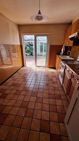 Dans un environnement pavillonnaire et boisé, maison des années 70 d'environ 115 m2 sur parcelle 655 m2, elle se compose d'une entrée, WC, une chambre avec point d'eau, salon séjour avec poêle a bois, une cuisine séparée, une véranda. A l'étage 4 chambres, une salle de bains avec WC, combles aménagés non chauffés, garage, 2 places de stationnements, prévoir budget travaux