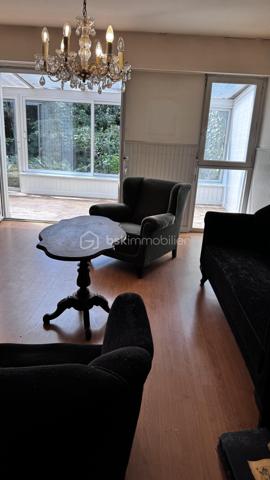 Dans un environnement pavillonnaire et boisé, maison des années 70 d'environ 115 m2 sur parcelle 655 m2, elle se compose d'une entrée, WC, une chambre avec point d'eau, salon séjour avec poêle a bois, une cuisine séparée, une véranda. A l'étage 4 chambres, une salle de bains avec WC, combles aménagés non chauffés, garage, 2 places de stationnements, prévoir budget travaux