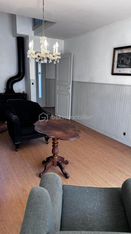 Dans un environnement pavillonnaire et boisé, maison des années 70 d'environ 115 m2 sur parcelle 655 m2, elle se compose d'une entrée, WC, une chambre avec point d'eau, salon séjour avec poêle a bois, une cuisine séparée, une véranda. A l'étage 4 chambres, une salle de bains avec WC, combles aménagés non chauffés, garage, 2 places de stationnements, prévoir budget travaux