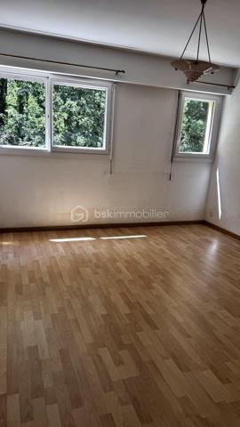 Dans un environnement pavillonnaire et boisé, maison des années 70 d'environ 115 m2 sur parcelle 655 m2, elle se compose d'une entrée, WC, une chambre avec point d'eau, salon séjour avec poêle a bois, une cuisine séparée, une véranda. A l'étage 4 chambres, une salle de bains avec WC, combles aménagés non chauffés, garage, 2 places de stationnements, prévoir budget travaux