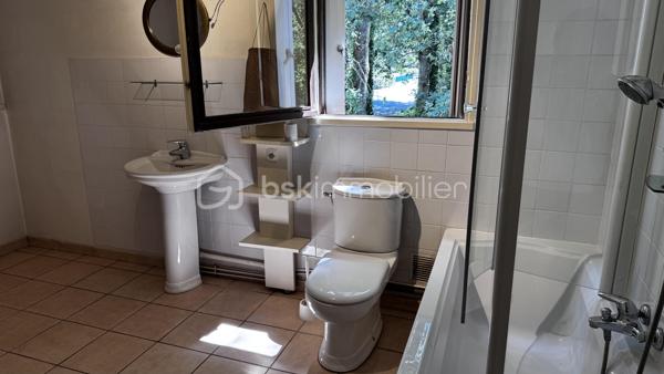 Dans un environnement pavillonnaire et boisé, maison des années 70 d'environ 115 m2 sur parcelle 655 m2, elle se compose d'une entrée, WC, une chambre avec point d'eau, salon séjour avec poêle a bois, une cuisine séparée, une véranda. A l'étage 4 chambres, une salle de bains avec WC, combles aménagés non chauffés, garage, 2 places de stationnements, prévoir budget travaux