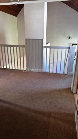 Dans un environnement pavillonnaire et boisé, maison des années 70 d'environ 115 m2 sur parcelle 655 m2, elle se compose d'une entrée, WC, une chambre avec point d'eau, salon séjour avec poêle a bois, une cuisine séparée, une véranda. A l'étage 4 chambres, une salle de bains avec WC, combles aménagés non chauffés, garage, 2 places de stationnements, prévoir budget travaux