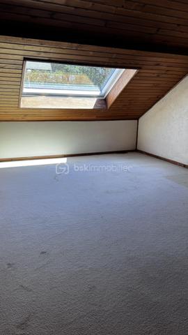 Dans un environnement pavillonnaire et boisé, maison des années 70 d'environ 115 m2 sur parcelle 655 m2, elle se compose d'une entrée, WC, une chambre avec point d'eau, salon séjour avec poêle a bois, une cuisine séparée, une véranda. A l'étage 4 chambres, une salle de bains avec WC, combles aménagés non chauffés, garage, 2 places de stationnements, prévoir budget travaux