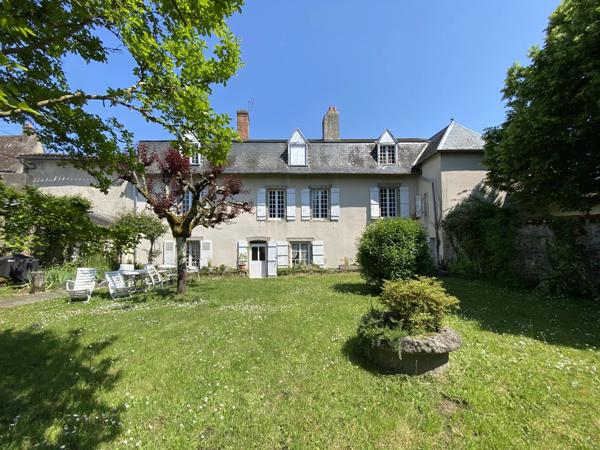 Demeure de caractère au Dorat – Une maison avec un joli jardin et un garage