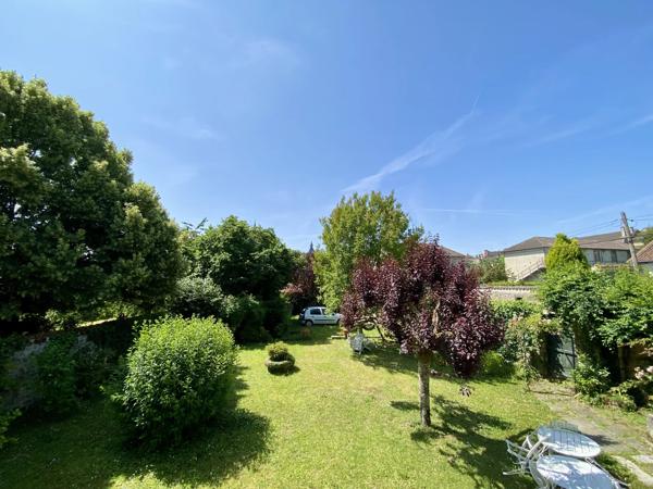 Demeure de caractère au Dorat – Une maison avec un joli jardin et un garage