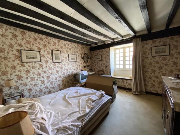 Demeure de caractère au Dorat – Une maison avec un joli jardin et un garage