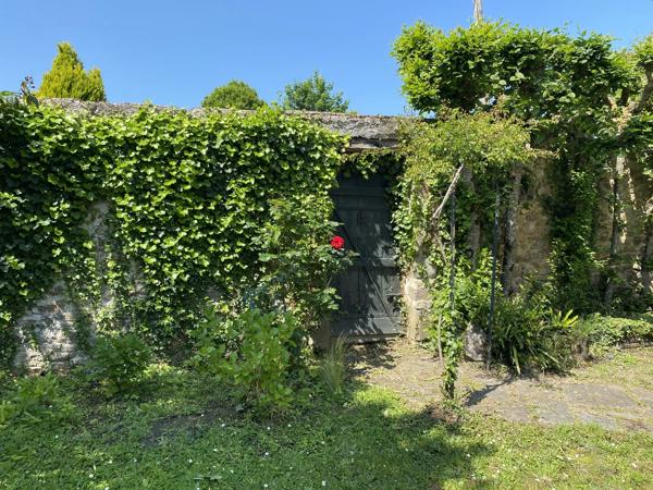 Demeure de caractère au Dorat – Une maison avec un joli jardin et un garage