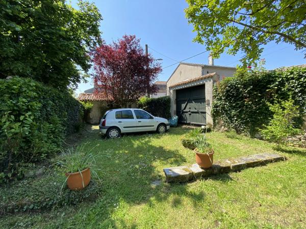 Demeure de caractère au Dorat – Une maison avec un joli jardin et un garage