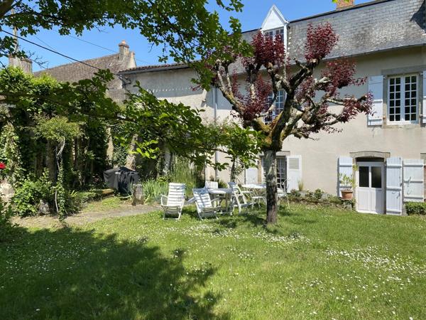 Demeure de caractère au Dorat – Une maison avec un joli jardin et un garage