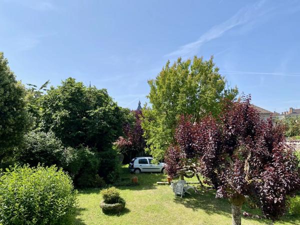 Demeure de caractère au Dorat – Une maison avec un joli jardin et un garage