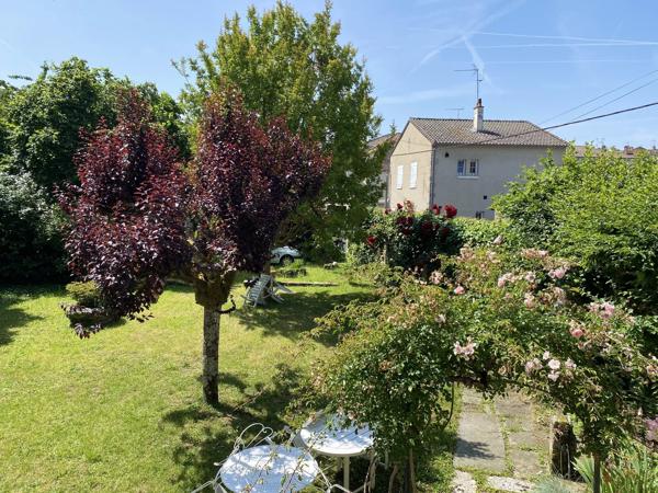 Demeure de caractère au Dorat – Une maison avec un joli jardin et un garage