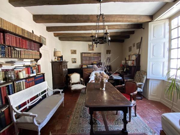 Demeure de caractère au Dorat – Une maison avec un joli jardin et un garage