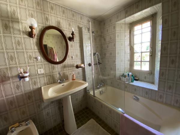 Demeure de caractère au Dorat – Une maison avec un joli jardin et un garage