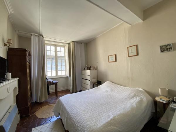 Demeure de caractère au Dorat – Une maison avec un joli jardin et un garage