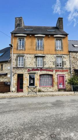 Opportunité Rare au Cœur de Crozon : Murs Commerciaux et Habitation à Fort Potentiel