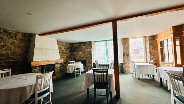 Opportunité Rare au Cœur de Crozon : Murs Commerciaux et Habitation à Fort Potentiel