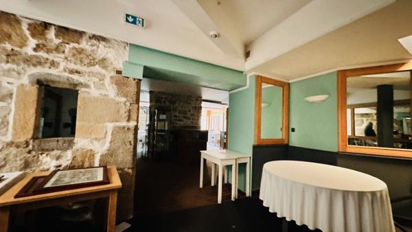 Opportunité Rare au Cœur de Crozon : Murs Commerciaux et Habitation à Fort Potentiel