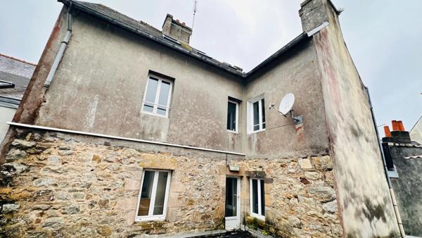 Opportunité Rare au Cœur de Crozon : Murs Commerciaux et Habitation à Fort Potentiel
