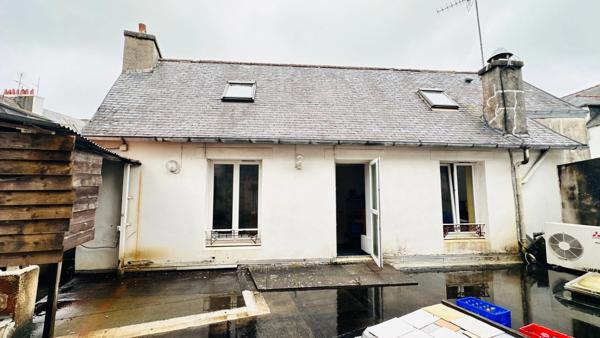 Opportunité Rare au Cœur de Crozon : Murs Commerciaux et Habitation à Fort Potentiel